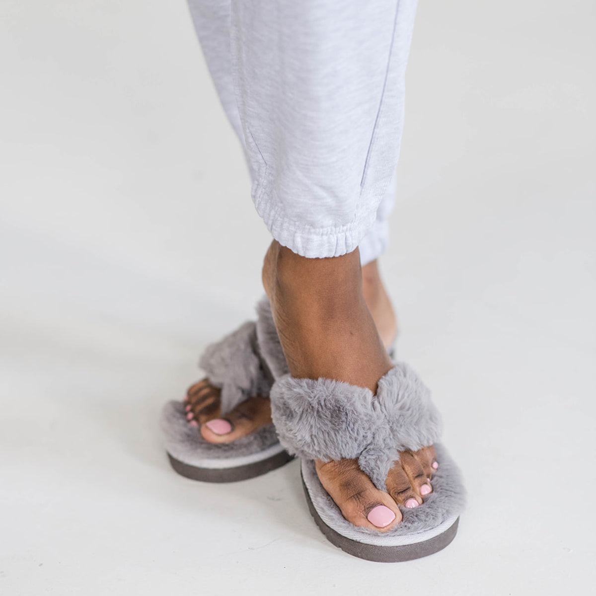 Grey fluffy flip flop 2024 slippers